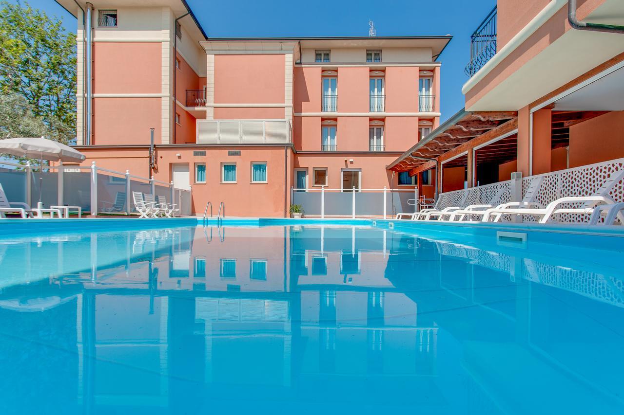 Hotel De La Ville Cesenatico Exterior foto